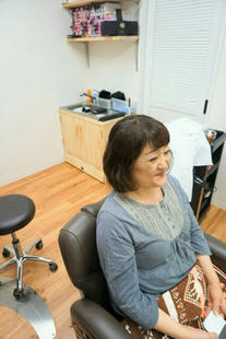 色が凄く抜けていたので白髪染めではなく、ダメージが少ないオシャレ染めで毛先を染めました。